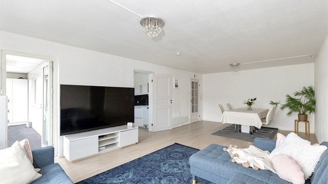 Stuen er svært romslig, og har god plass til å innrede i soner