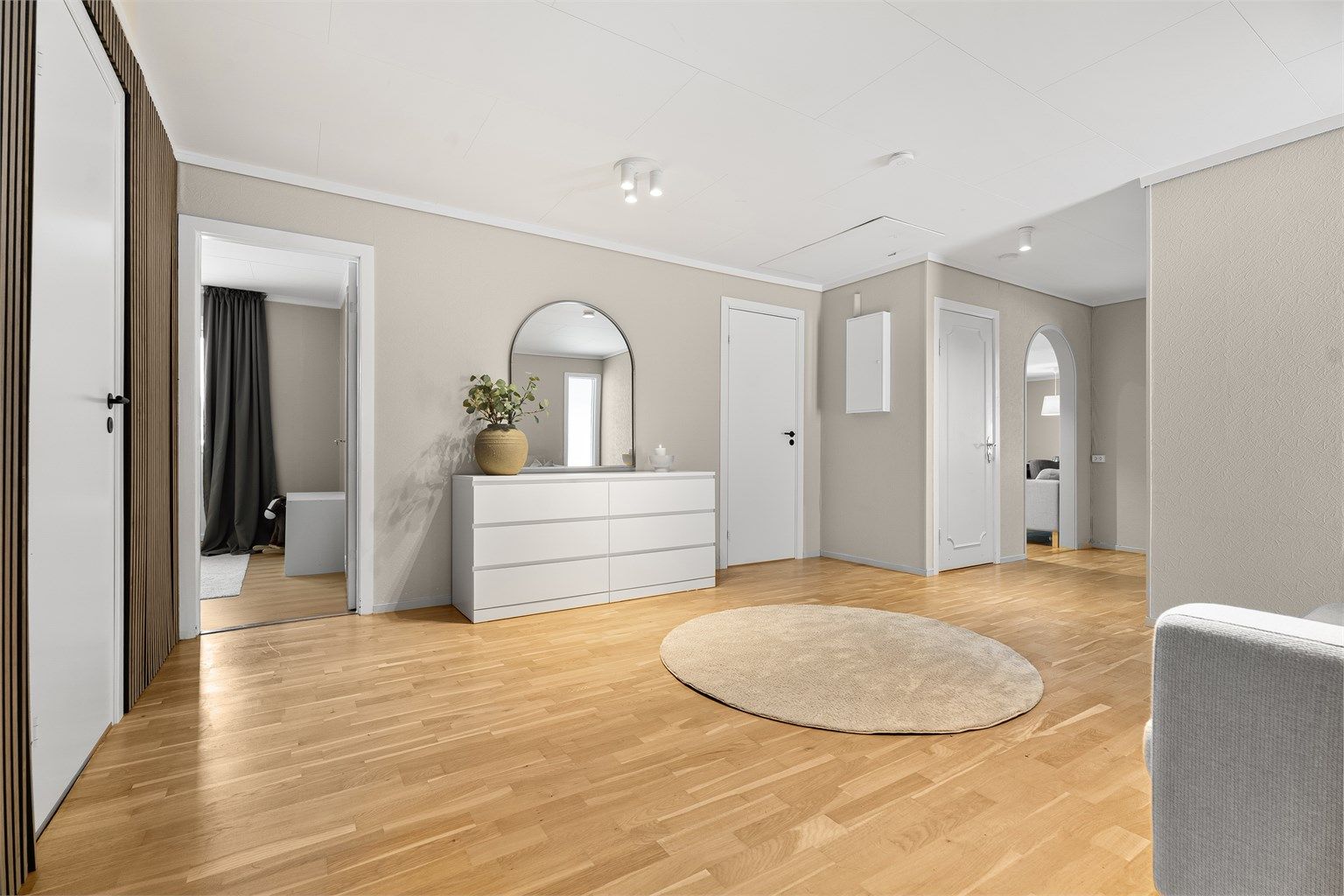 Fra entréen kommer du inn til en romslig gang, som fører deg videre til boligens rom