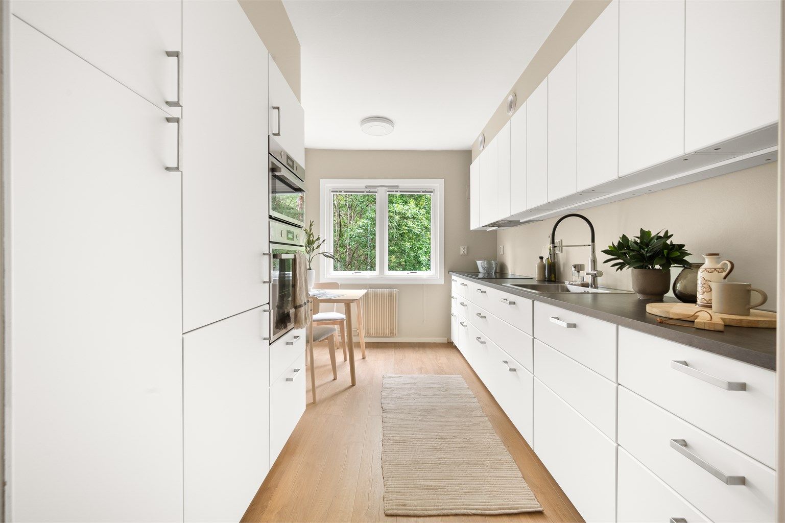 Stilig, separat og svært funksjonelt kjøkken fra 2023.