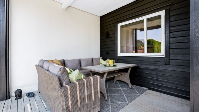 Overbygd del av terrassen gir ly for vær og vind.