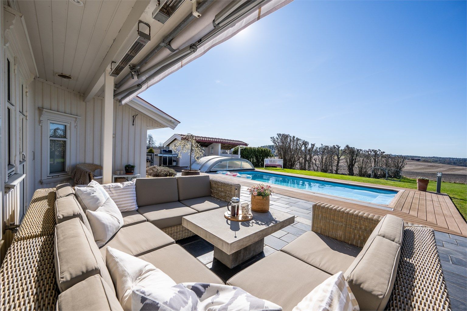 Her under tak er det lunt og godt, med plass til en stor loungegruppe.