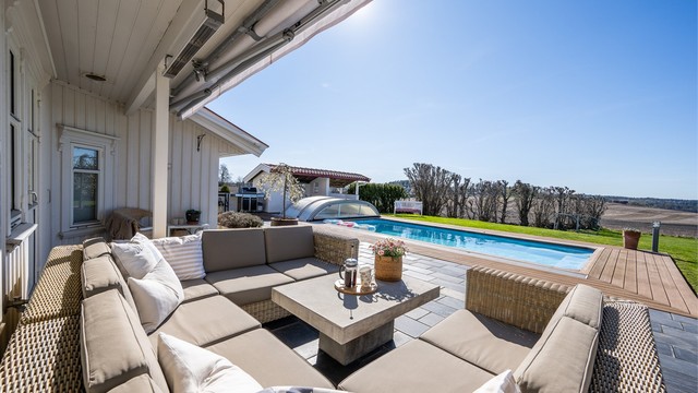 Her under tak er det lunt og godt, med plass til en stor loungegruppe.