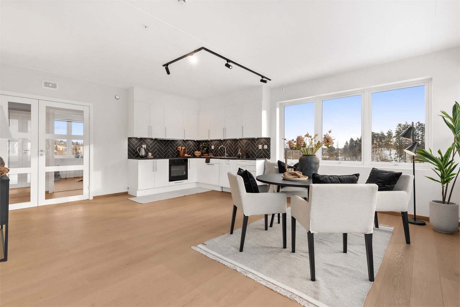 Åpen løsning mellom kjøkken og spiseplass.