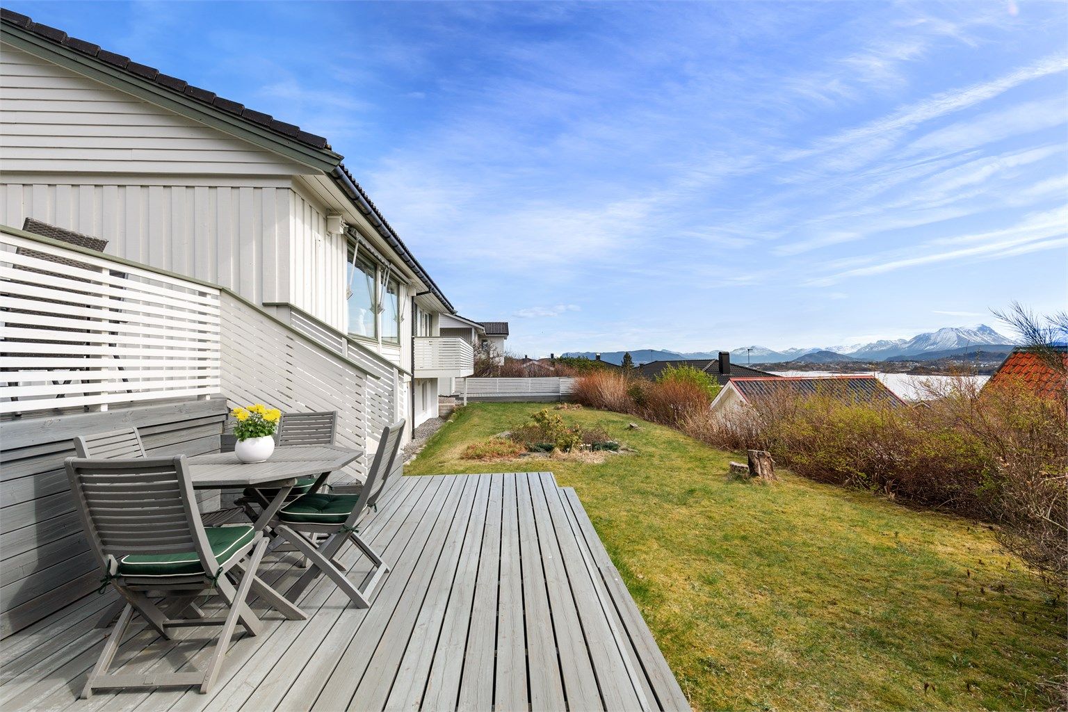Eiendommen ligger i et skrånende terreng, noe som bidrar til den gode utsikten.