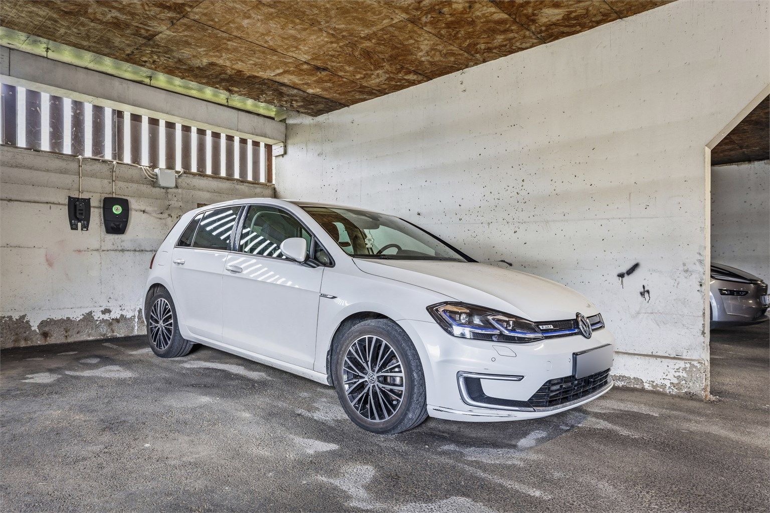 Boligen disponerer garasjeplass nr. 4149 i felles, lukket garasjeanlegg under blokkene. Det er opplegg til elbil-lader tilknyttet Charge365