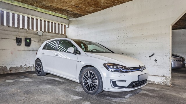 Boligen disponerer garasjeplass nr. 4149 i felles, lukket garasjeanlegg under blokkene. Det er opplegg til elbil-lader tilknyttet Charge365
