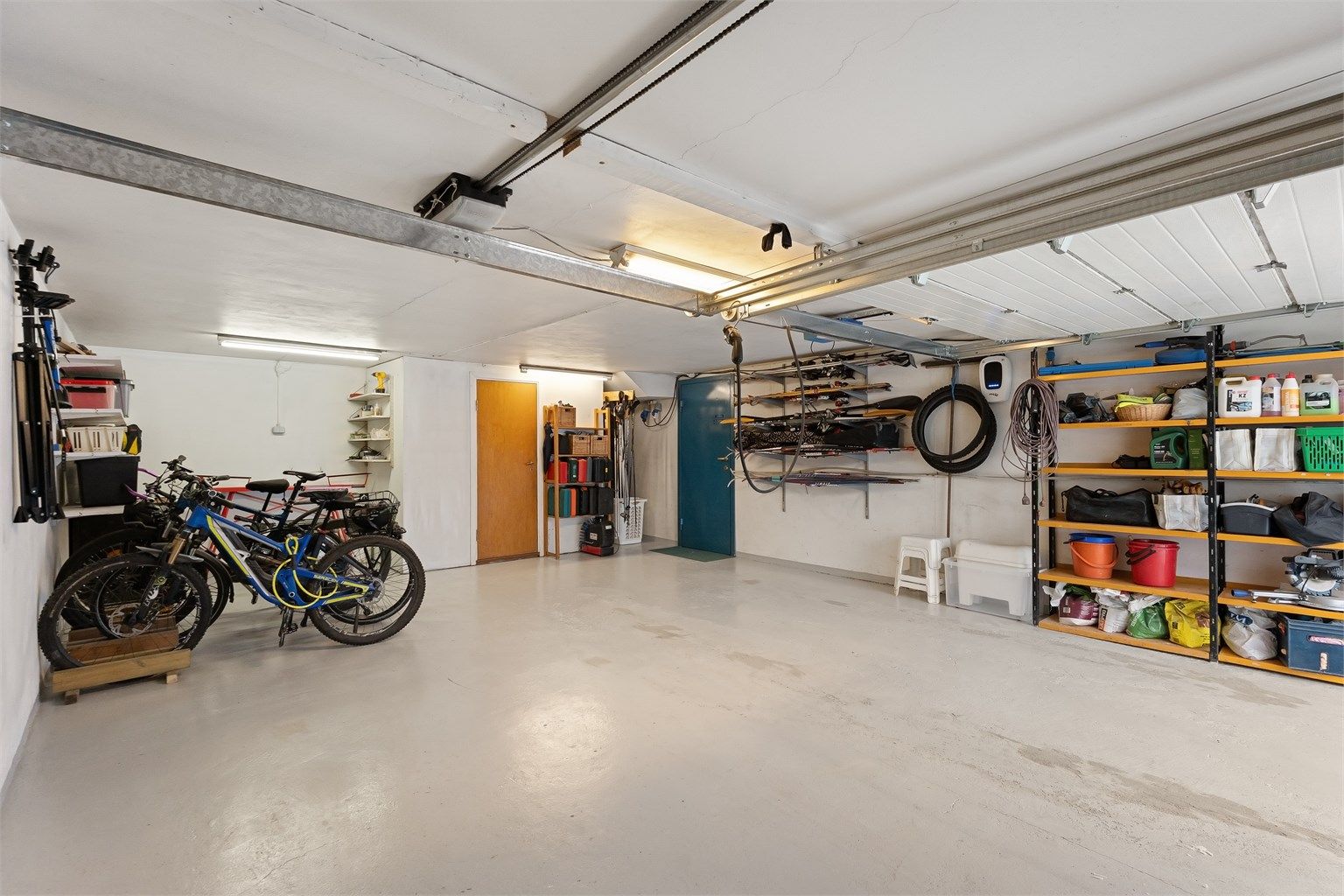 Integrert garasje med god plass til bilparkering og rikelig med lagringsmuligheter.