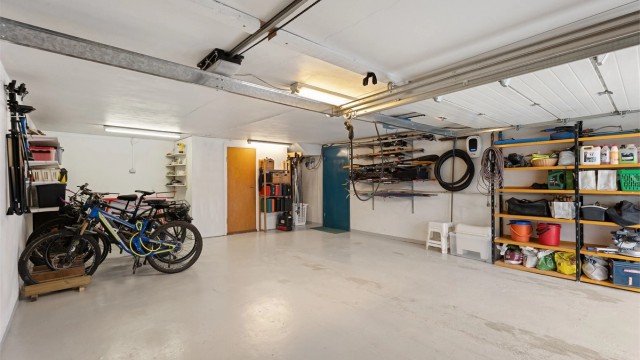 Integrert garasje med god plass til bilparkering og rikelig med lagringsmuligheter.