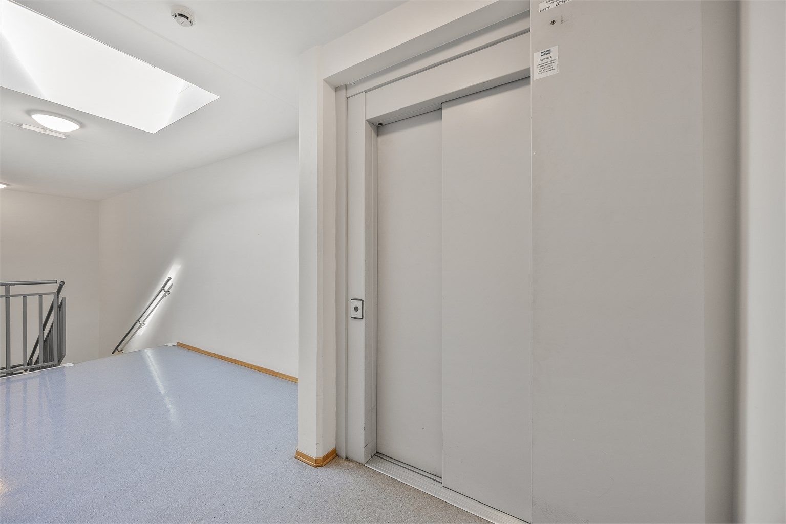 Adkomst til leiligheten via heis og trapp.