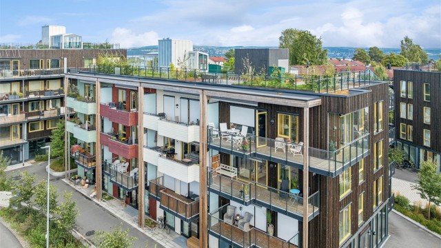 Moderne bokvalitet midt på Tangen – med fantastisk felles takterrasse, flott utsikt og gode muligheter for både sosiale sammenkomster og egen dyrking.