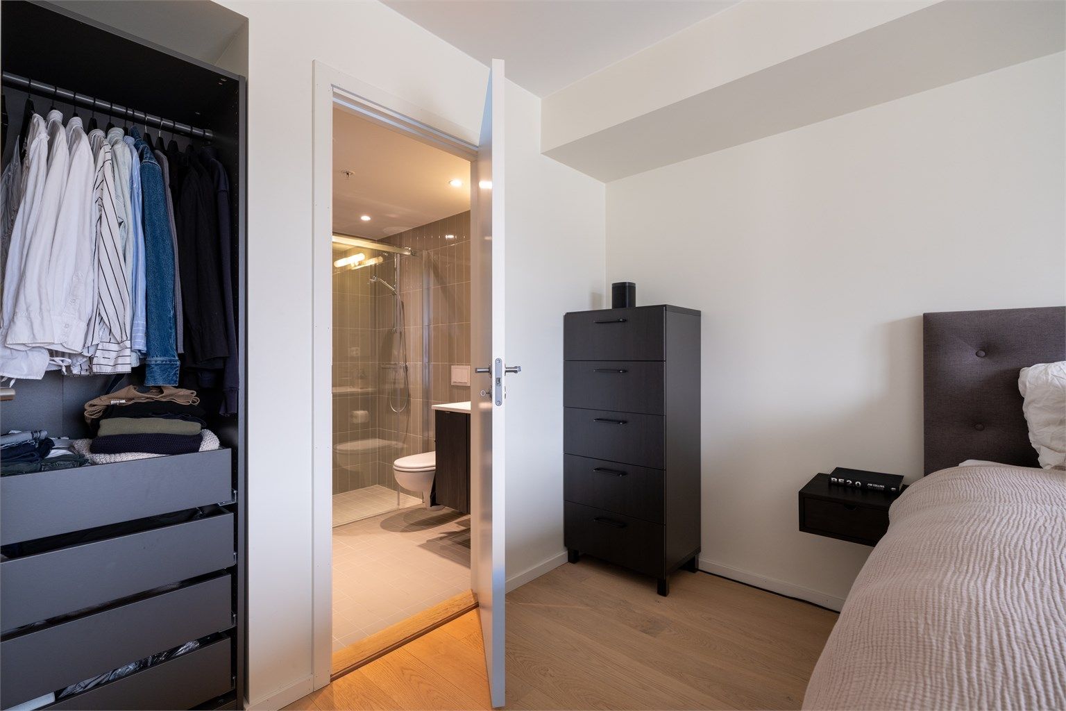 Direkte adkomst til et av leilighetens to bad.