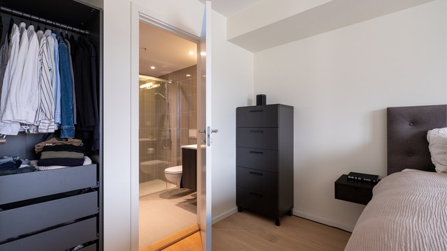 Direkte adkomst til et av leilighetens to bad.