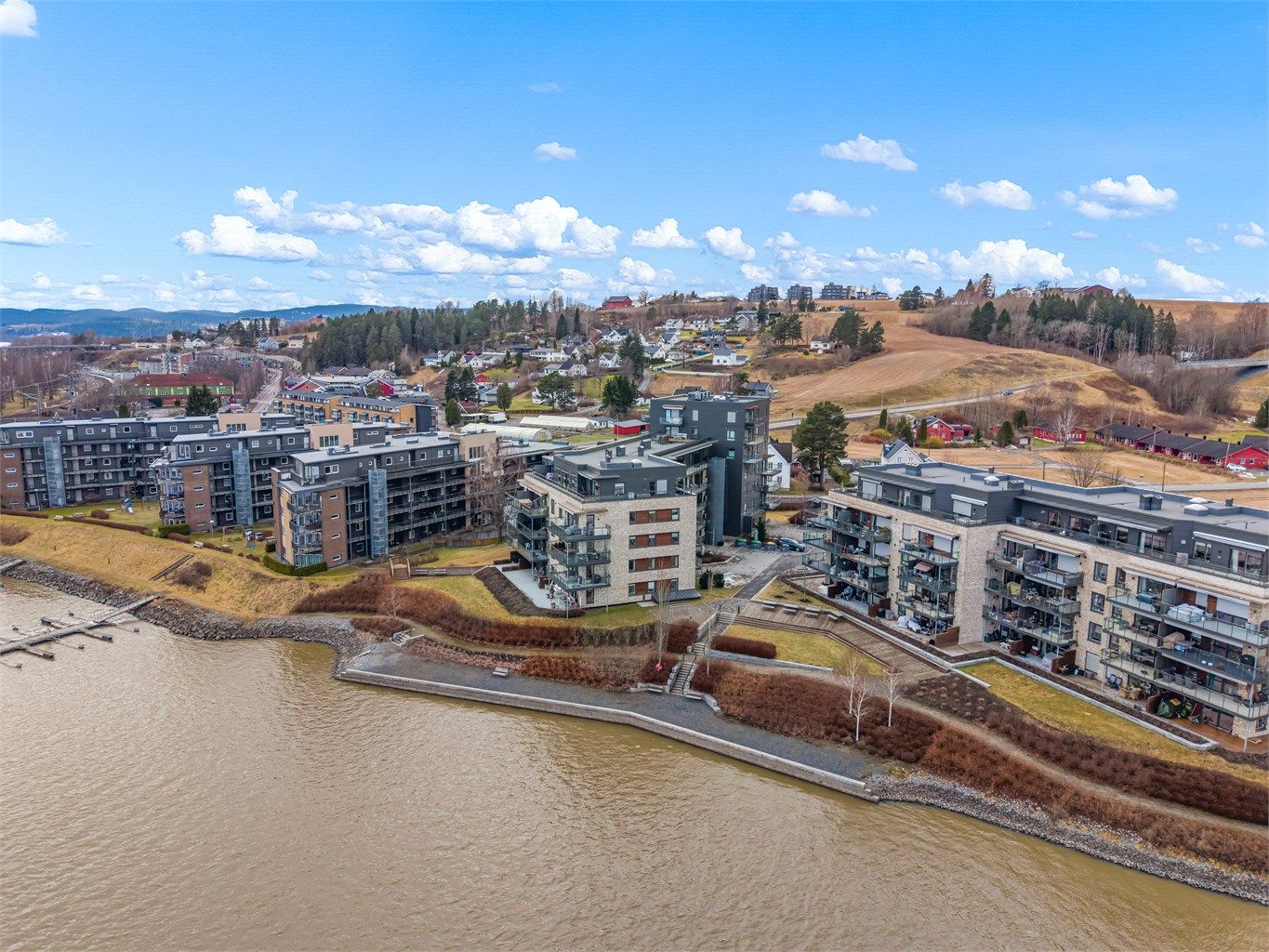 Flotte turstier langs Glomma