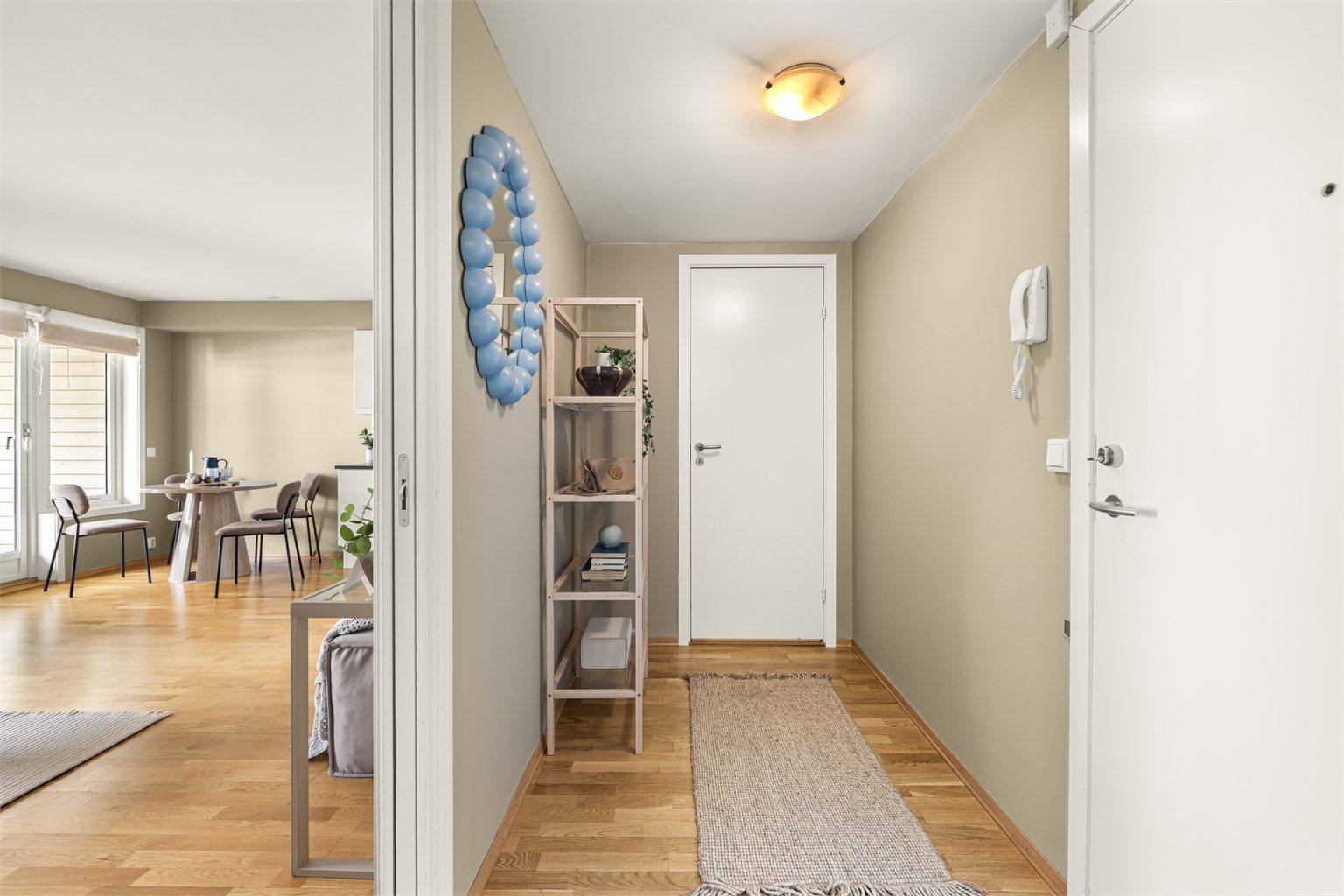 Fra entréen åpner leiligheten seg opp mot stuen, noe som skaper en god romflyt.