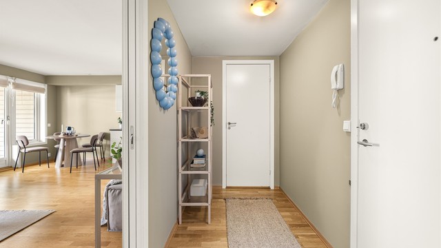 Fra entréen åpner leiligheten seg opp mot stuen, noe som skaper en god romflyt.