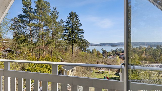 Balkongen byr på vakker sjøutsikt og et hyggelig utsyn over hagen.