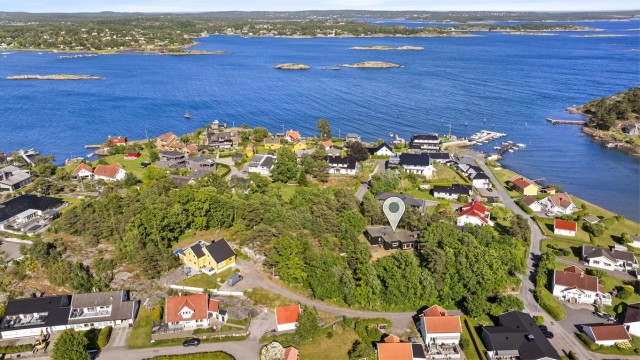 Eiendommen ligger høyt, fritt og solrikt til på en romslig eiertomt på ca. 5.388 kvm. Fra tomten har man en flott utsikt ut over Sjuveenga, samt Lahellefjorden.