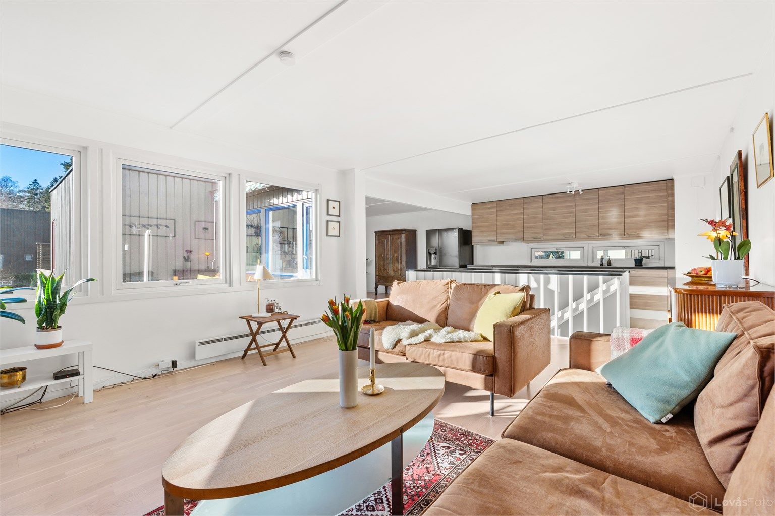 Utsikt fra stuen mot kjøkkenet og spiseplassen.