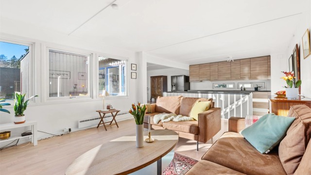 Utsikt fra stuen mot kjøkkenet og spiseplassen.