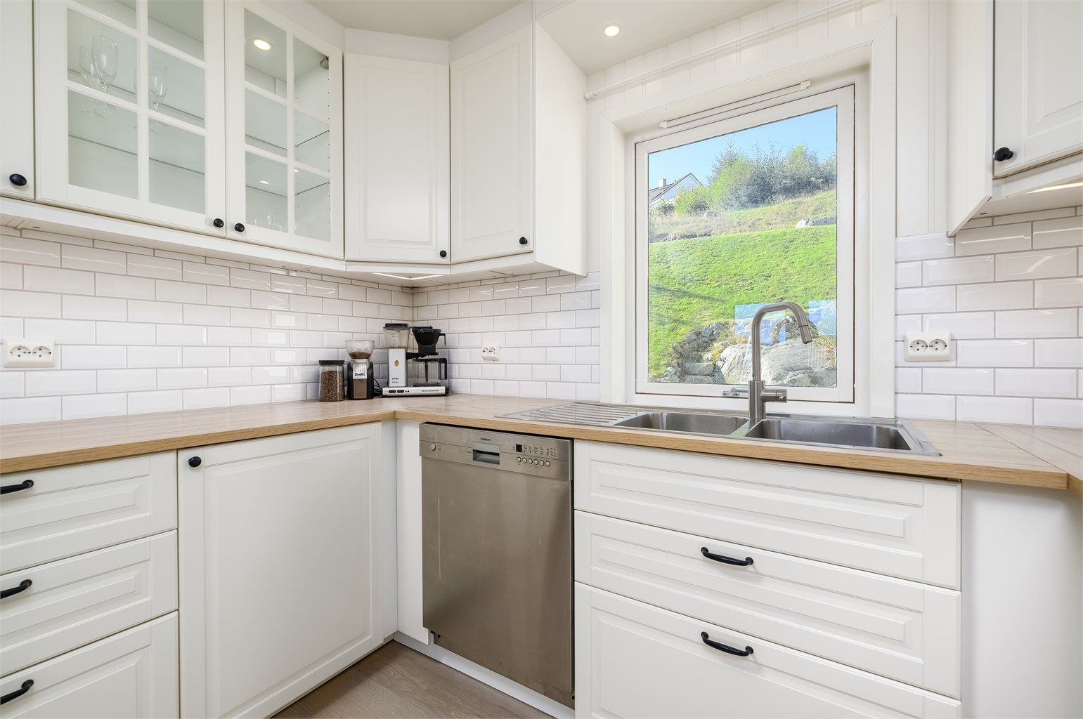 Fliser mellom benk og skap gir et glamorøst uttrykk