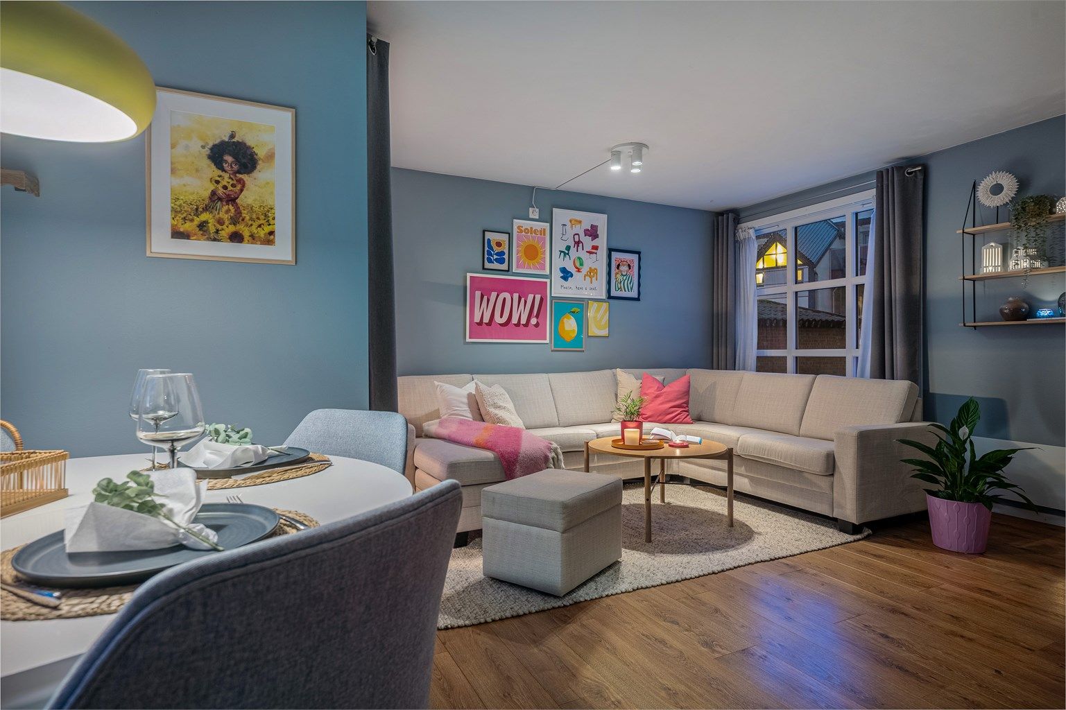 Leiligheten er trivelig både dagtid og kveld.