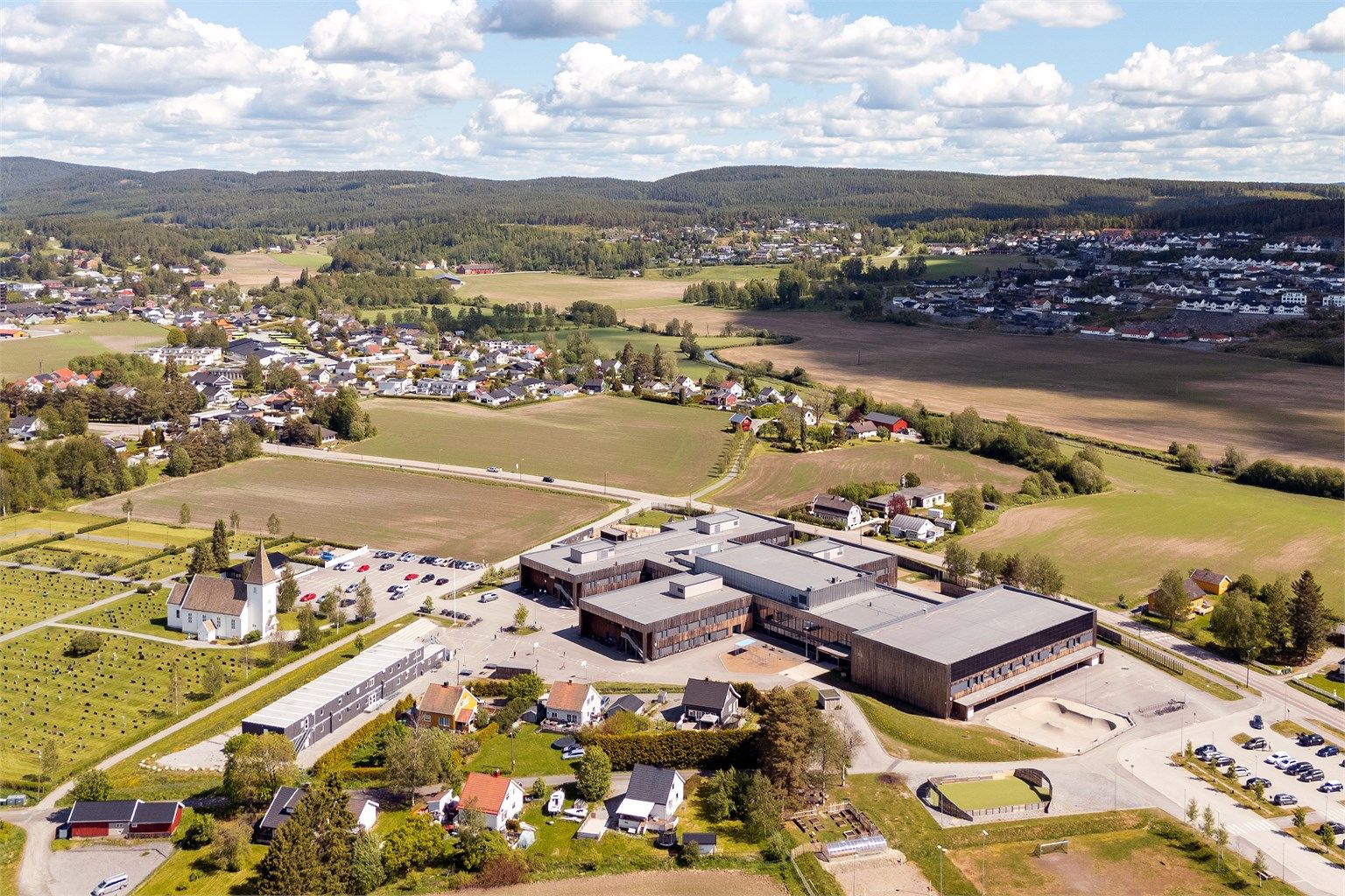 Bjørkelangen skole (1-10. trinn) ligger ca. 1,9 km fra eiendommen.