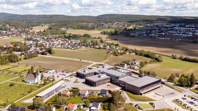 Bjørkelangen skole (1-10. trinn) ligger ca. 1,9 km fra eiendommen.