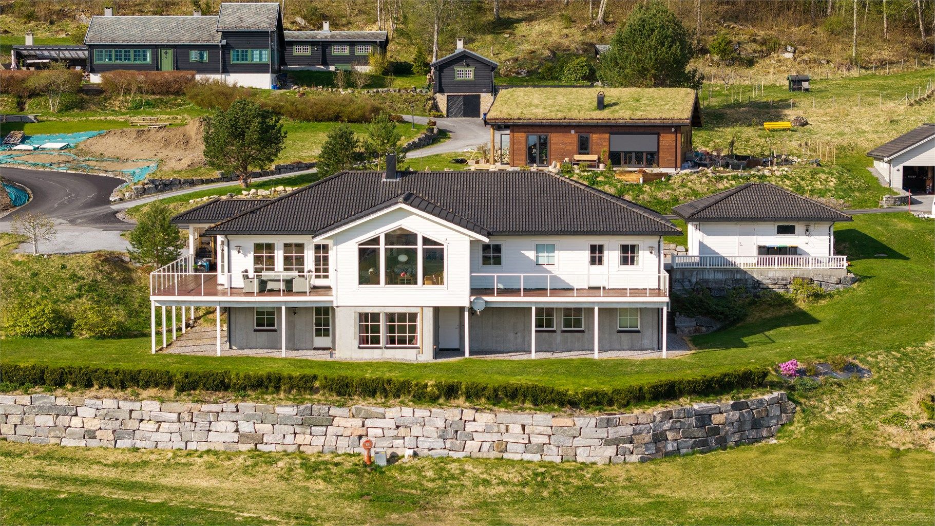 Eiendommen har en privat og usjenert beliggenhet på sørsiden av Emblemsfjellet, tilbaketrukket fra veien.