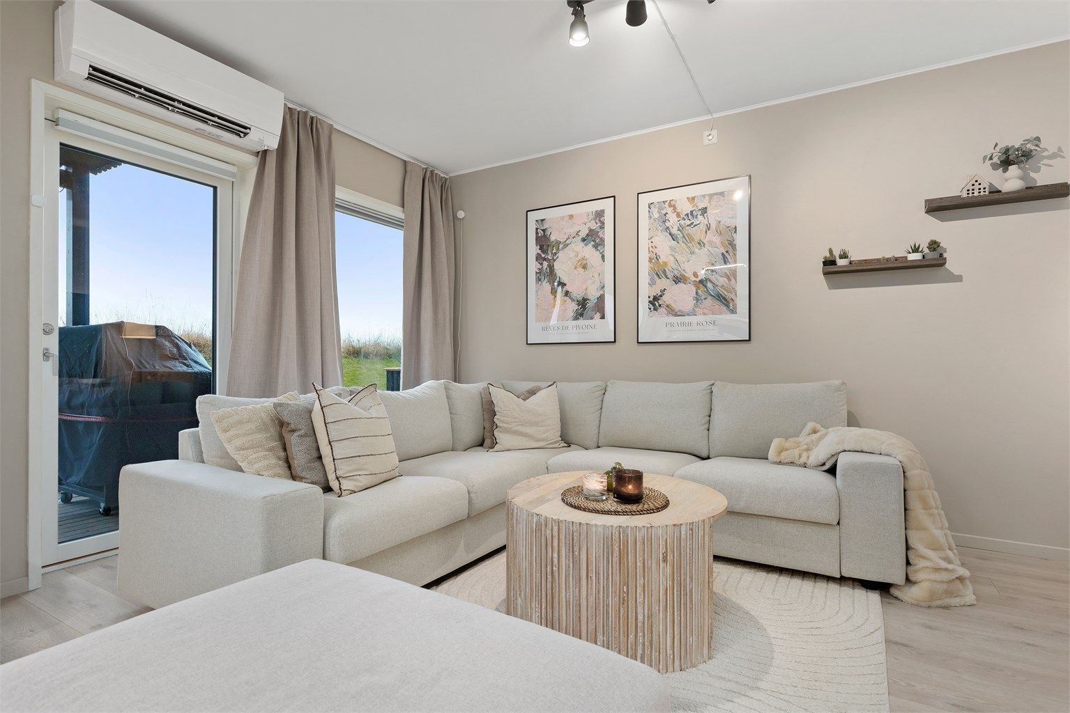 Leiligheten er gjennomgående lys og luftig med utstrakte vindusflater som sikrer rikelig med naturlig dagslys. 