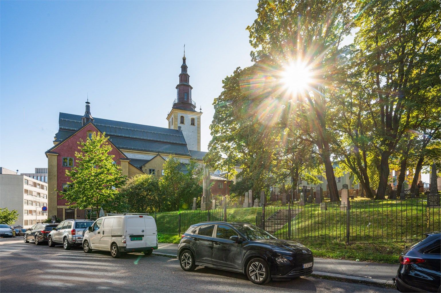 Leiligheten vender både mot bakgård, mot rolig sidegate og mot idylliske Kristparken. 