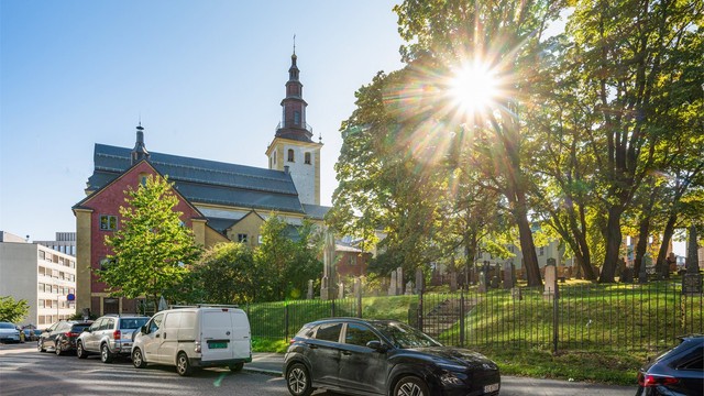 Leiligheten vender både mot bakgård, mot rolig sidegate og mot idylliske Kristparken.