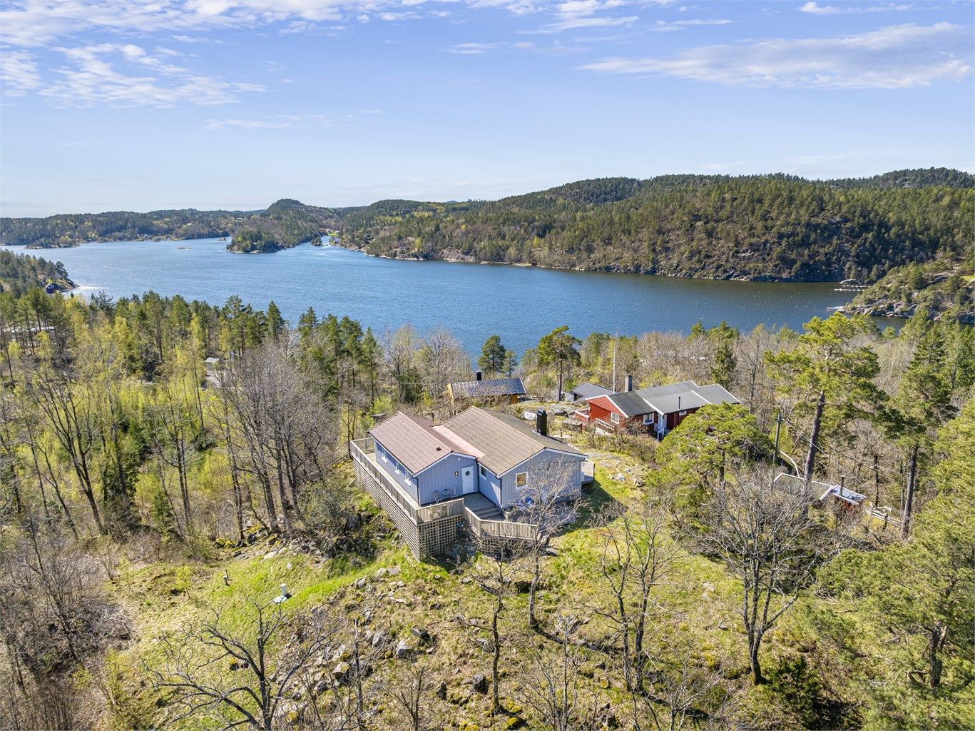 Tverrdalsøya er et ferieparadis. Det er bilvei og parkering til eiendommen like nedenfor.