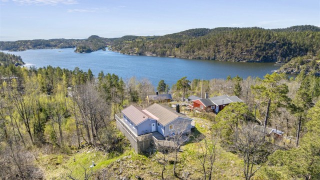 Tverrdalsøya er et ferieparadis. Det er bilvei og parkering til eiendommen like nedenfor.