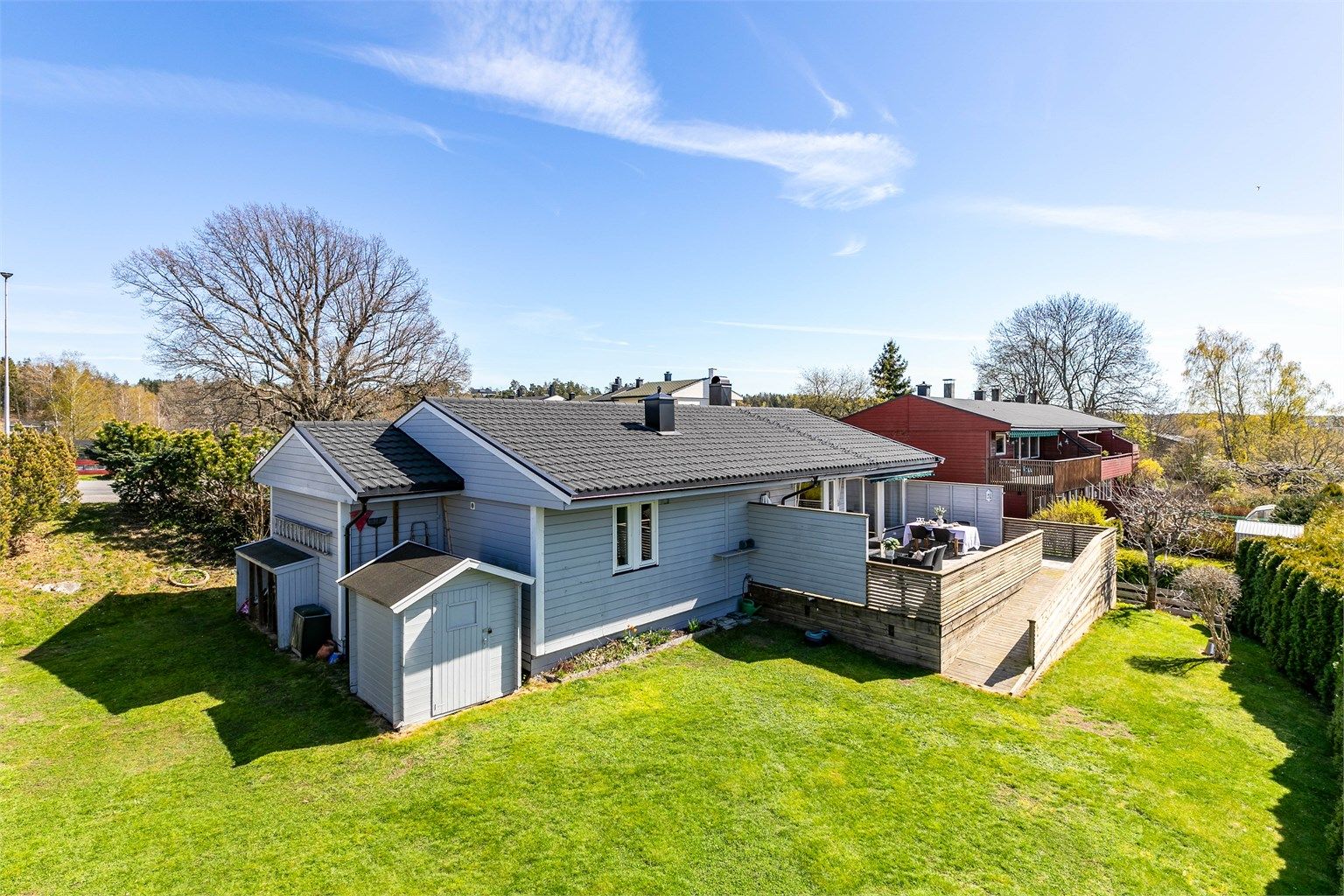 Ved boligens nordre gavl finnes både en over 7 kvm. stor tilbygget utvendig bod og en mindre, frittstående. Alle boligens sider ble beiset sist i 2021. Robotgressklipper medfølger. 
