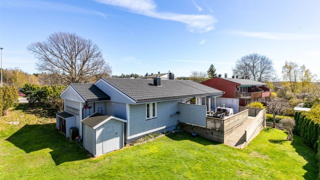 Ved boligens nordre gavl finnes både en over 7 kvm. stor tilbygget utvendig bod og en mindre, frittstående. Alle boligens sider ble beiset sist i 2021. Robotgressklipper medfølger.