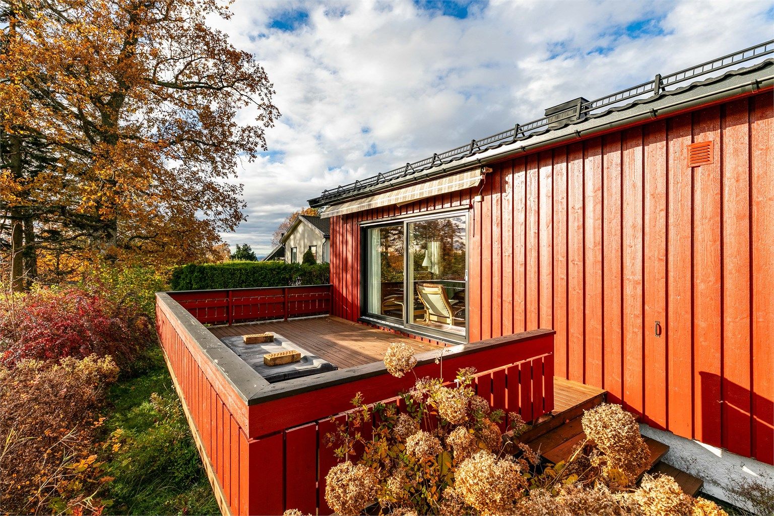 Terrasse på sydsiden og platting i hagen på motsatt side sikrer tilgang til solen fra tidlig til sent.