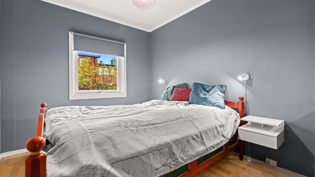 Hovedsoverommet har fin plass til dobbeltseng og har nordvendt vindu slik at rommet holder seg svalt på sommeren