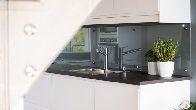 Kjøkkenet er utstyrt med glassplate over benk og nedfelt oppvaskkum i rustfritt stål.