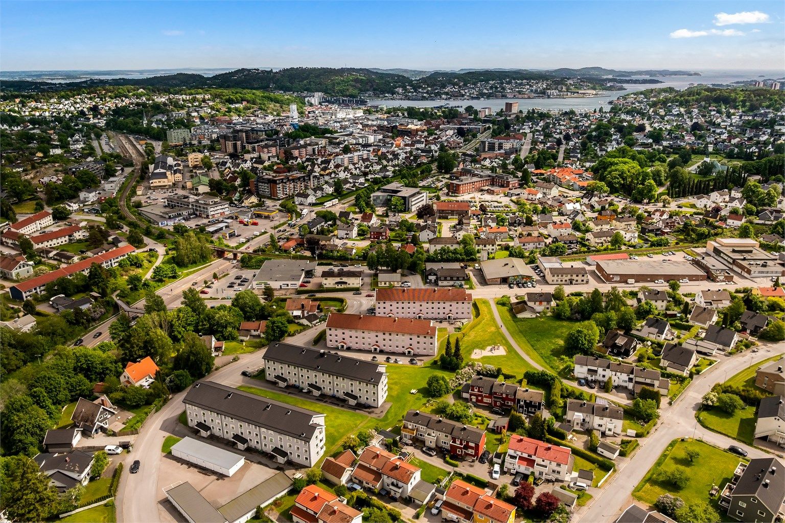 Leiligheten ligger rett nordvest for sentrum, nær Bugården. Her bor du rett utenfor selve bykjernen, men allikevel svært sentralt. Hvis byens fasiliteter frister, er det kun en kort spasertur til sentrum og Indre Havn.
