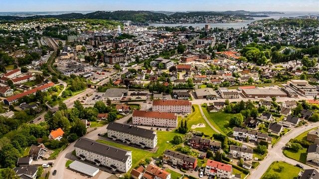 Leiligheten ligger rett nordvest for sentrum, nær Bugården. Her bor du rett utenfor selve bykjernen, men allikevel svært sentralt. Hvis byens fasiliteter frister, er det kun en kort spasertur til sentrum og Indre Havn.