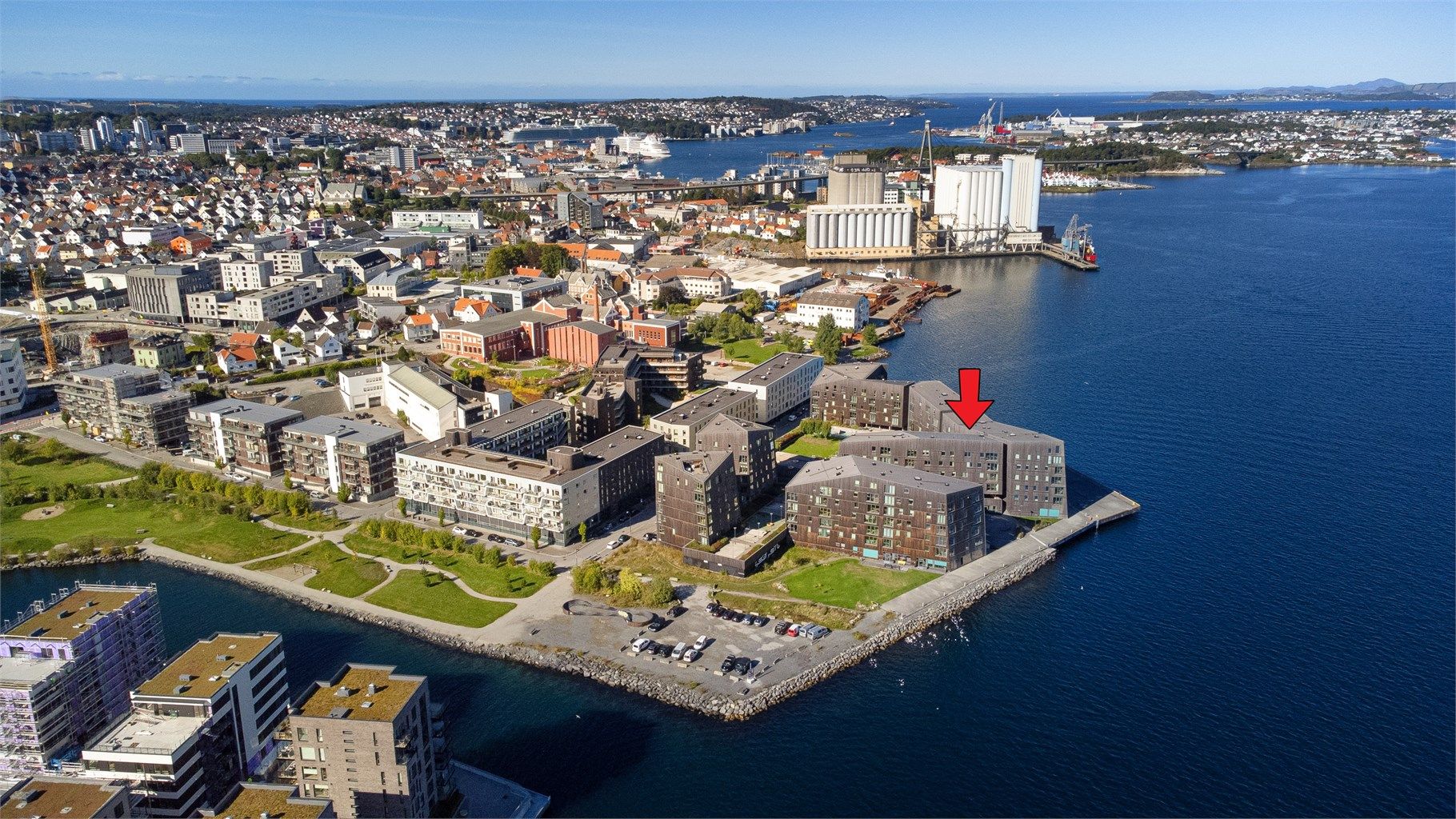 Leiligheten er beliggende flott til i sjøkanten på nedsiden av Storhaug, like ved Tou scene, hvor man også finner man også en herlig park i tillegg til sjø- og badeliv.  