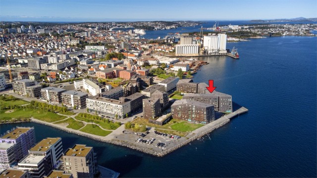 Leiligheten er beliggende flott til i sjøkanten på nedsiden av Storhaug, like ved Tou scene, hvor man også finner man også en herlig park i tillegg til sjø- og badeliv.