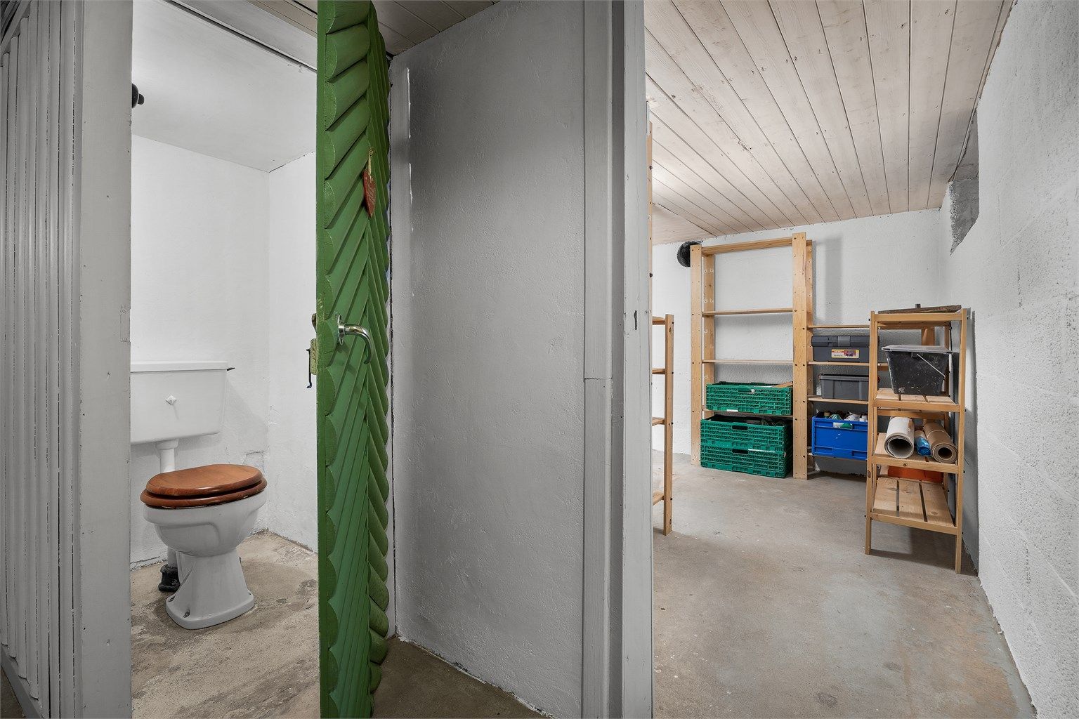 I kjelleren er det et praktisk toalett rom med gulvstående toalett