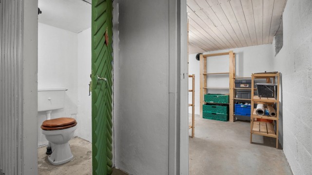 I kjelleren er det et praktisk toalett rom med gulvstående toalett