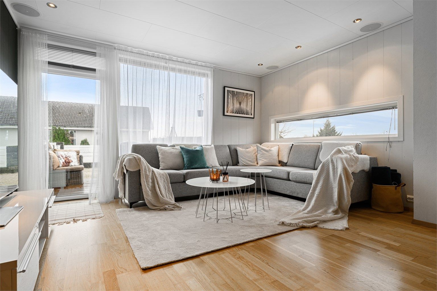 Fra stuen er det direkte utgang til en stor terrasse på ca. 38 m².