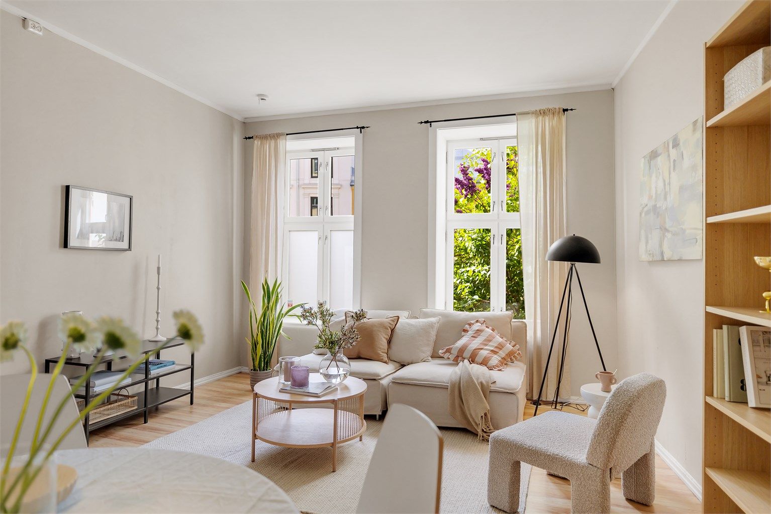 Leiligheten har fine fargekombinasjoner, god takhøyde og store vinduer.