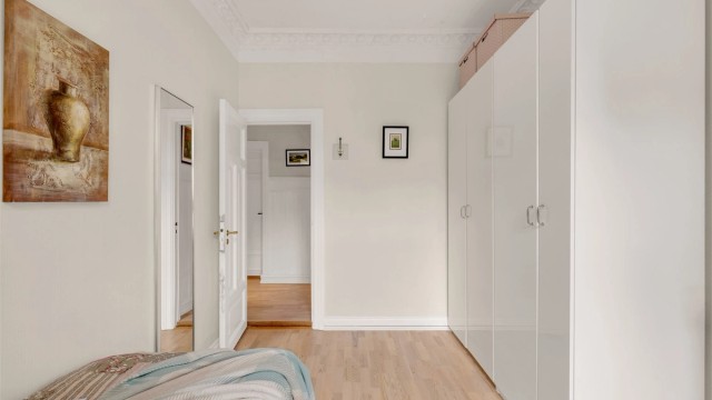 God plass til stort garderobeskap for oppbevaring.