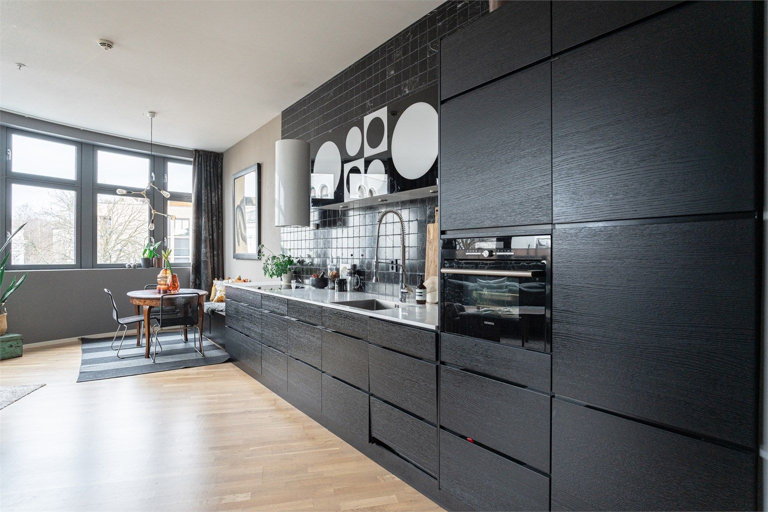 Kjøkkenet er utstyrt med integrerte hvitevarer som induksjonskoketopp, innebygd stekeovn i høyskap, oppvaskmaskin kjøleskap med fryser.