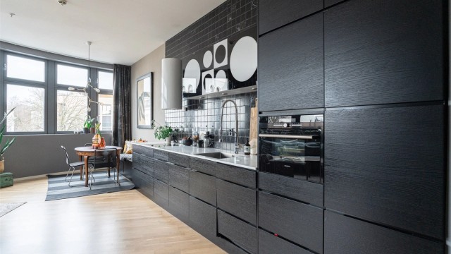 Kjøkkenet er utstyrt med integrerte hvitevarer som induksjonskoketopp, innebygd stekeovn i høyskap, oppvaskmaskin kjøleskap med fryser.