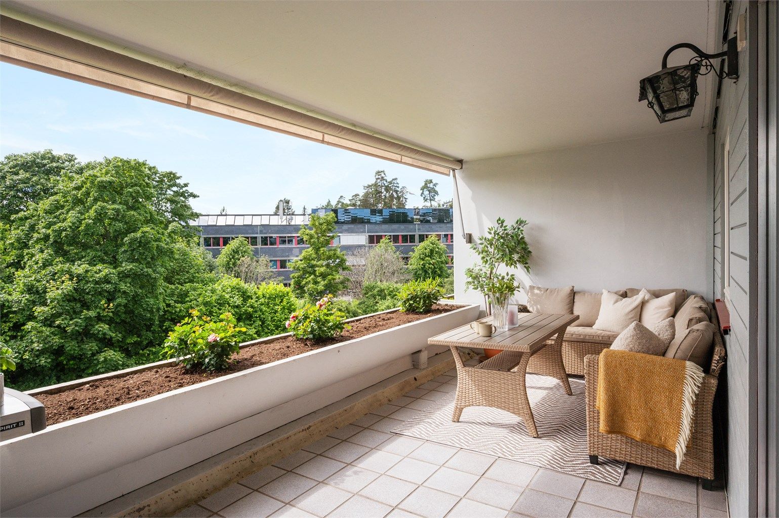 Balkongen med utgang fra stuen er på hele 14 m2 og fungerer som en naturlig forlengelse av oppholdsrommet store deler av året.